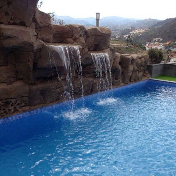 Cascada artificial en piscina de vivienda